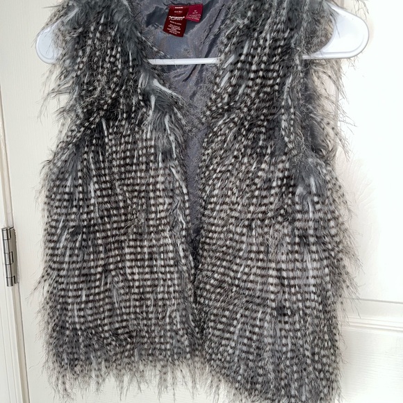 Arizona Jean Company Faux Fur Vest in Gray and White - Picture 2 of 7